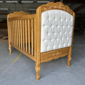 07 berco versailles cabeceira estofada em capitone com mini cama timber moveis