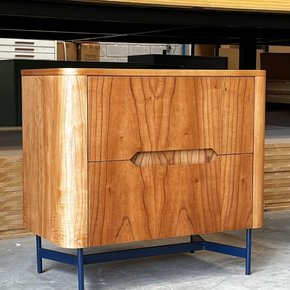 01 mesa cabeceira flavia lamina madeira pe azul 70cm larg