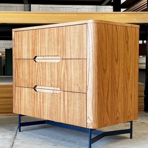 01 comoda flavia lamina madeira pe azul 90cm larg